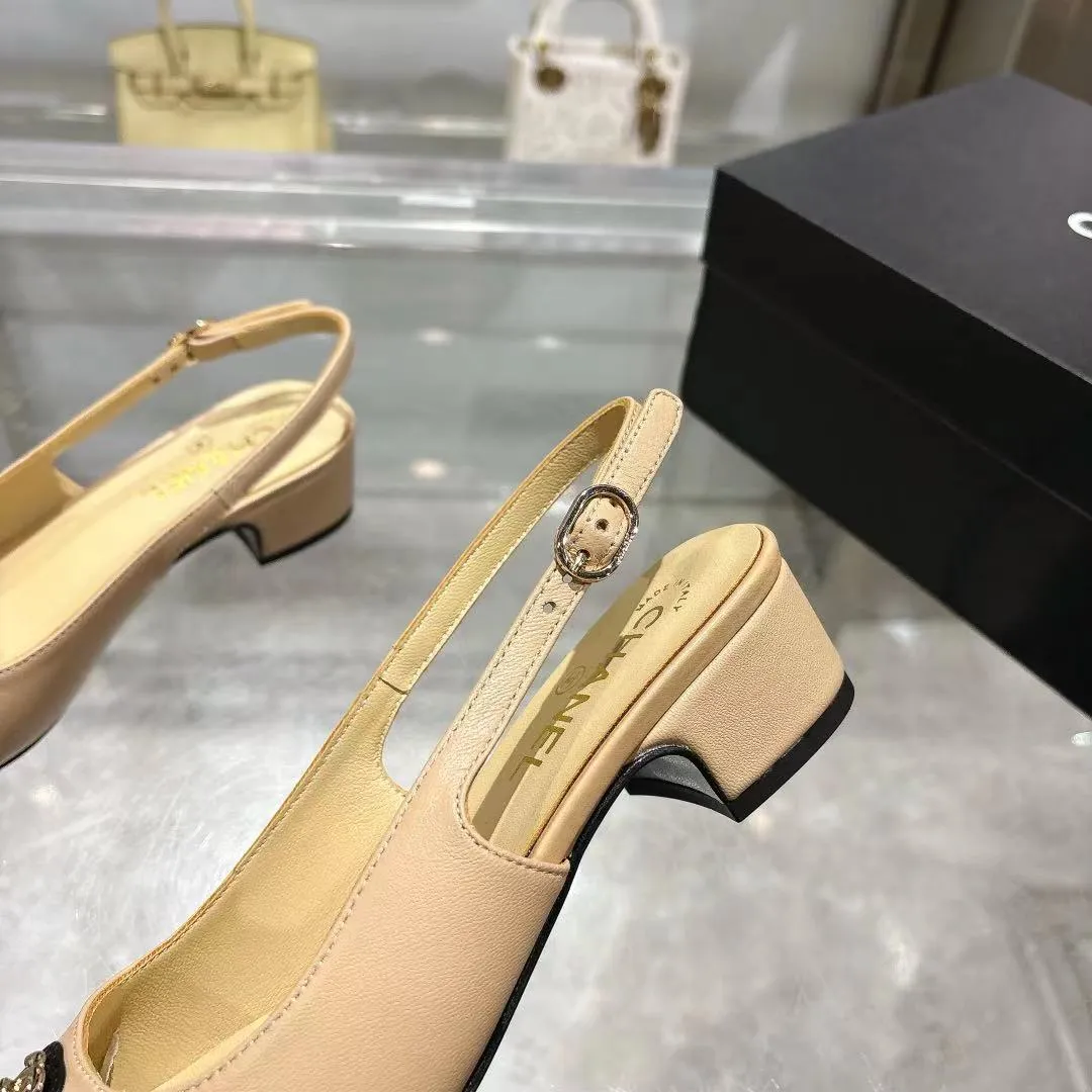 👟👟Ex-factory price 540👟👟 𝐂𝐇𝐀𝐍𝐄𝐋★Xiaoxiang New spring and summer counter new sandals, comfortable and low-heeled, a must-have for work and shopping💋 Show unique dressing style, too beautiful to say, a must-have in summer... Upper: imported sheepskin/Lining: mixed sheepskin Heel height: 3.5cm Outsole: Italian genuine leather outsole Shoe size: 35-39 (40, 41 and 42 are customized and cannot be returned or exchanged)